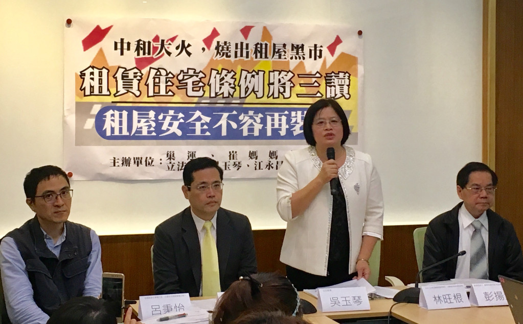 立委江永昌、吳玉琴今（24）日與民間團體「巢運」和崔媽媽基金會等召開記者會，指出雖然租屋法即將通過，但台灣的租屋市場仍有許多問題，法規內容也還需要再調整。圖／李秉芳