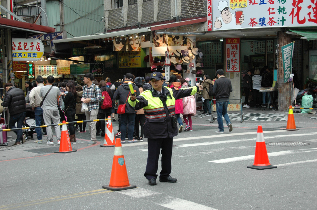 網路名店公正街包子店，排隊消費人潮來到街道上，還得由轄區員警到場維持交通動線。圖／警方提供